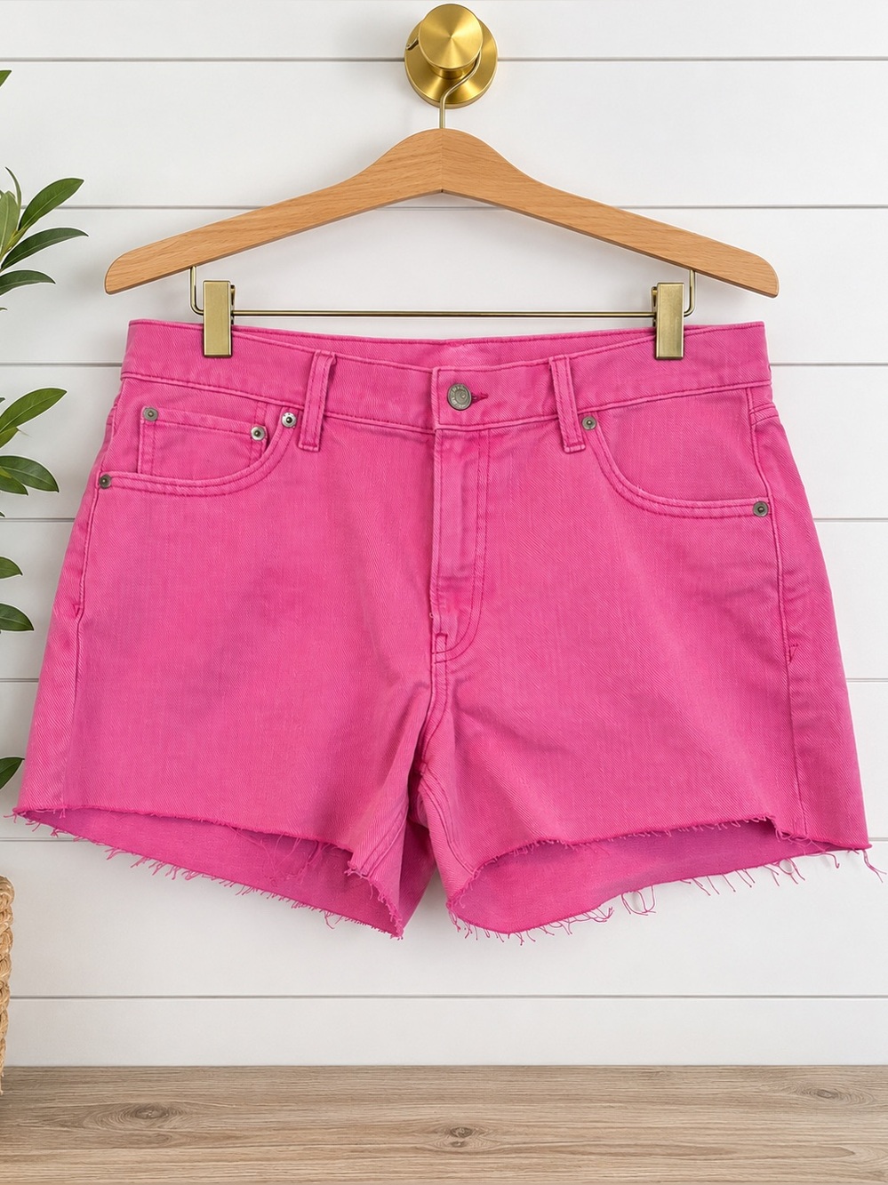 💗 GAP Low Stride Pink Denim Cutoff Shorts Size 30 / 10R Raw Hem